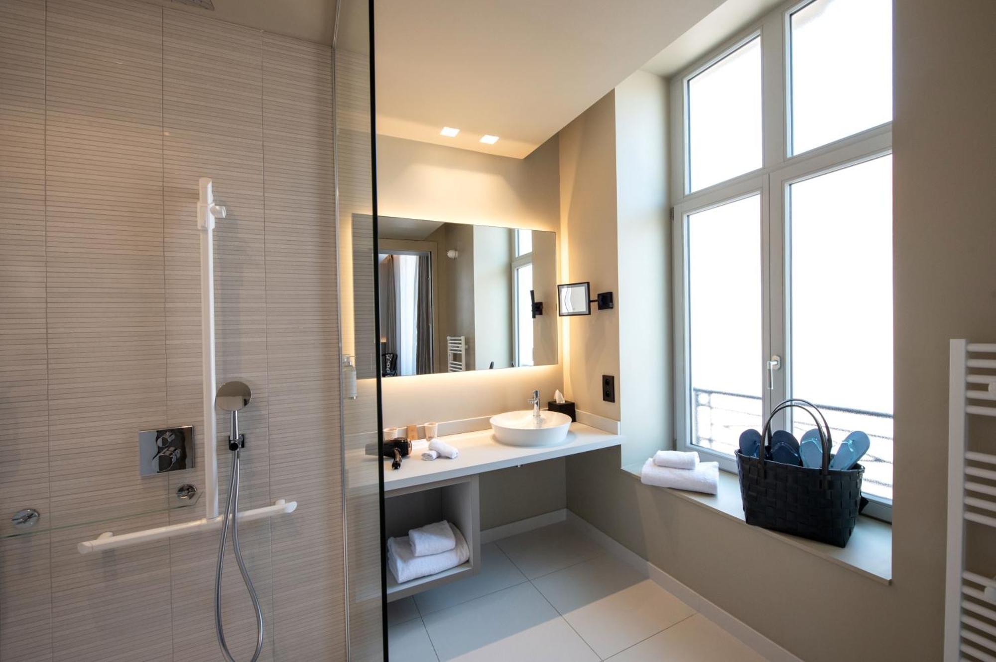 Best Western Premier Le Chapitre Hotel And Spa Ремирмон Экстерьер фото